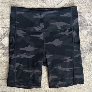 Athleta Ultimate Stash Pocket 7” Bike Shorts Camo Size S